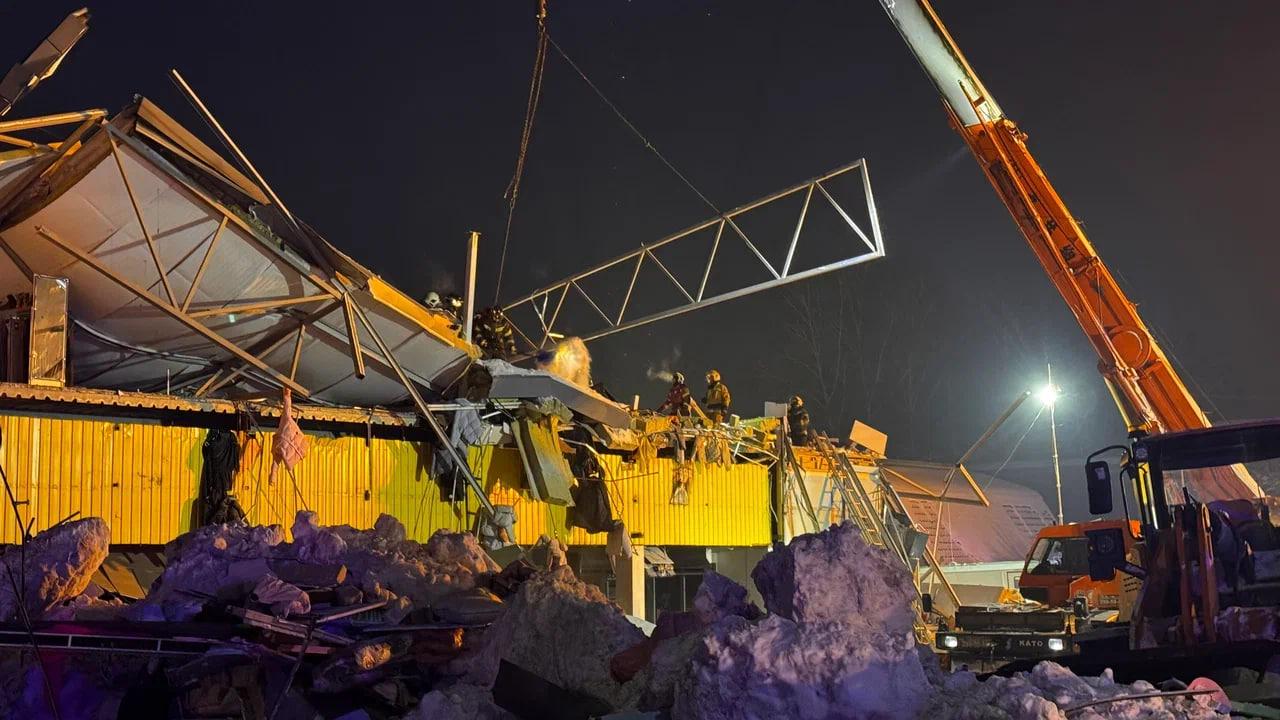 Фото Опубликованы новые кадры с места обрушения торгового центра в Новосибирске 12